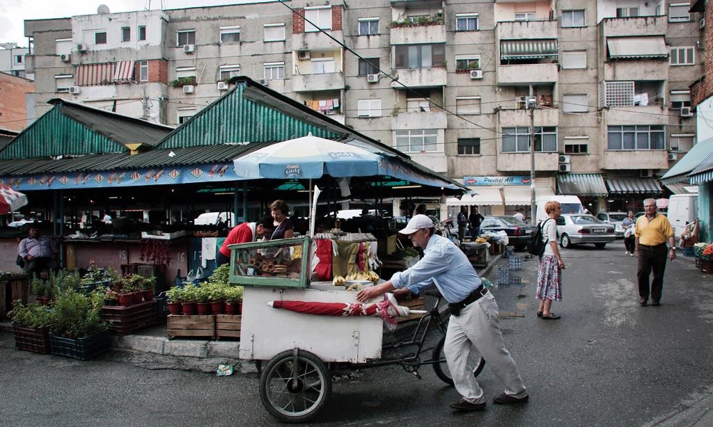 Shitësi i akullores te Pazari i Ri në Tiranë. (AP Photo/Petros Giannakouris)