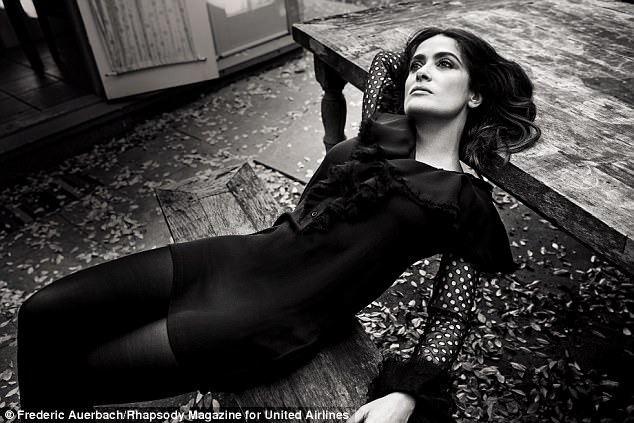 FOTOT/Është 50 vjeçe, por aktorja Salma Hayek shkëlqen