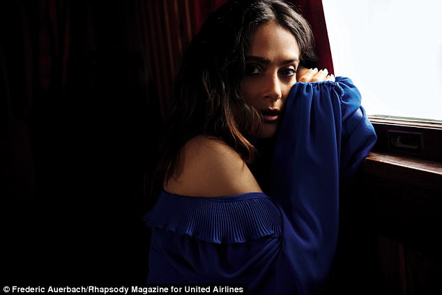 FOTOT/Është 50 vjeçe, por aktorja Salma Hayek shkëlqen