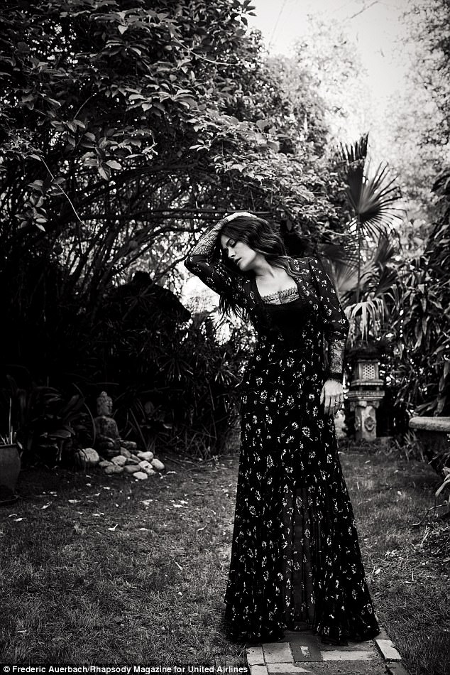 FOTOT/Është 50 vjeçe, por aktorja Salma Hayek shkëlqen