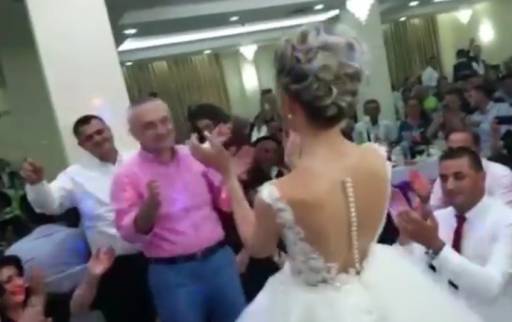 VIDEO/Meta ia merr valles në dasmë me nusen, Kryemadhi bëhet ‘xheloze’