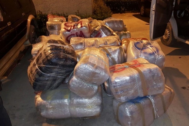 Vlorë/ Policia sekuestron 1 ton drogë që po transportohej me furgon, në pranga 2 persona