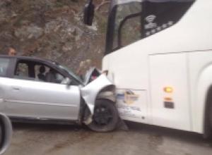 Aksident pranë tunelit të Shkopetit, autobusi përplaset me një makinë ‘Benz’