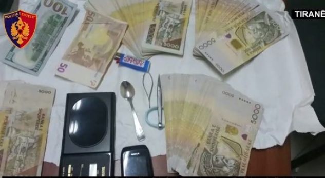 VIDEO/ Kokainë, heroinë, kanabis e shuma të mëdha lekësh, ja çfarë i sekuestroi policia bandës në Tiranë