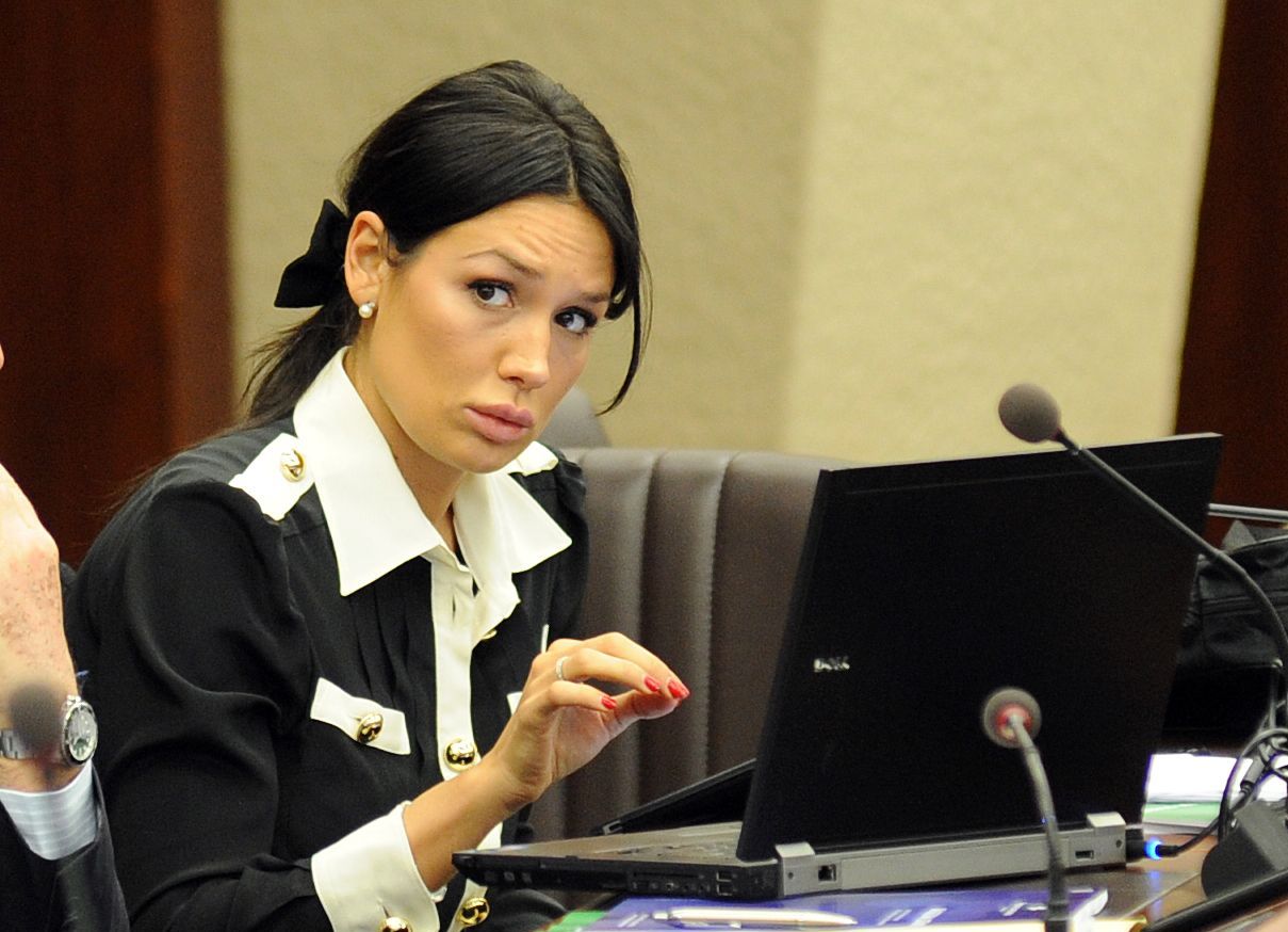 FOTOT/ Politikania bukuroshe kapet ‘mat’, i nxjerr të gjitha në shesh (forma mbresëlënëse…)