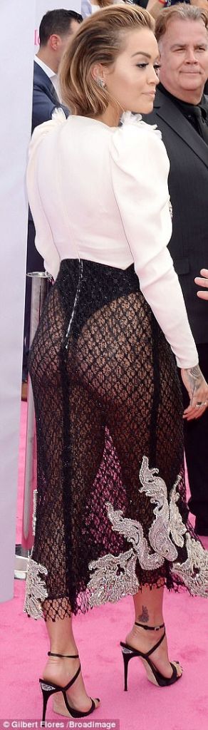 FOTOT/Rita Ora rrëmben vëmendjen, tregon të pasmet në tapetin e kuq