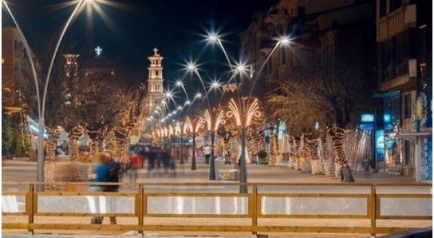 Surprizon moti, Korça “bombardohet” nga breshëri (VIDEO)