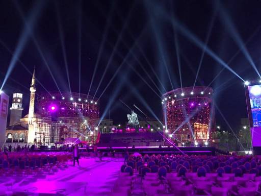 Koncert live sot në Sheshin “Skënderbej”, ja këngëtarët që do ngjiten në skenë