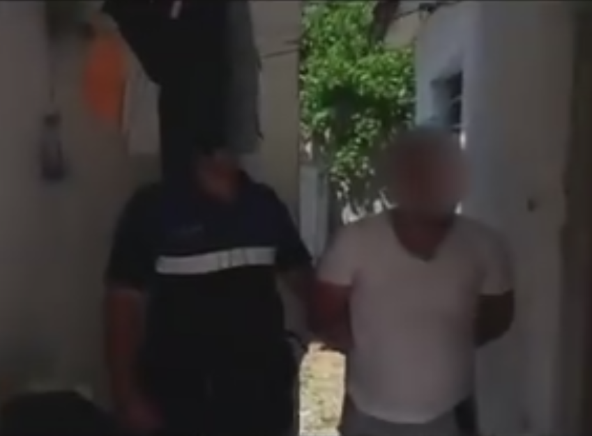 Shpërndanin drogëra të forta, policia kap mat dy fierakët me 700 gr heroinë (VIDEO)