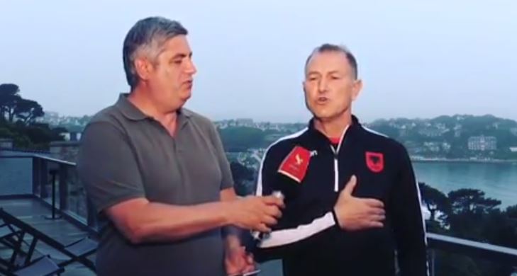 VIDEOLAJM / Shihni De Biasin duke kënduar himnin kombëtar të Shqipërisë