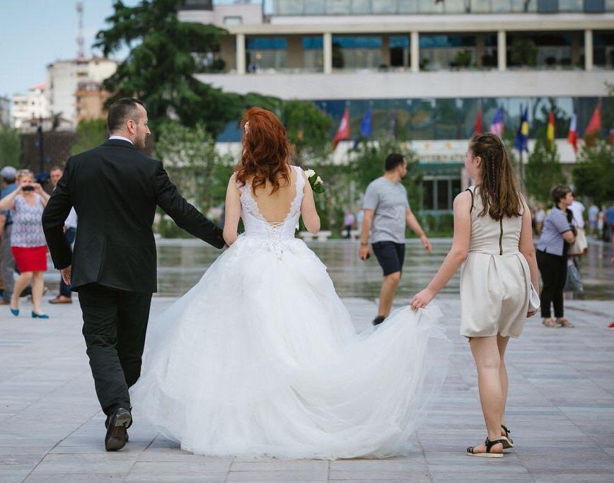 Çiftet re reja dynden te sheshi “Skënderbej”, foto në altar dhe celebrime (GALERI)