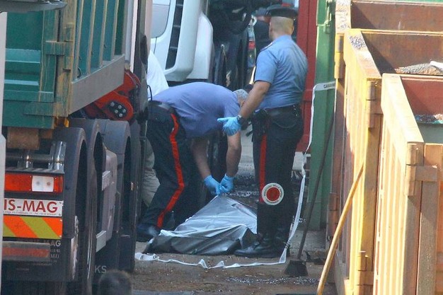 FOTO/ Vdes tragjikisht shqiptari në Itali, i ngec koka mes kontenierit dhe kamionit