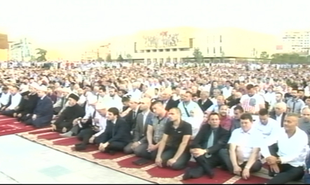 Bajrami i Madh, besimtarët falin Namazin në sheshin e ri “Skenderbej”