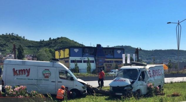 FOTO/ Furgonët e mallrave luftë parakalimesh, ja si përfundojnë…