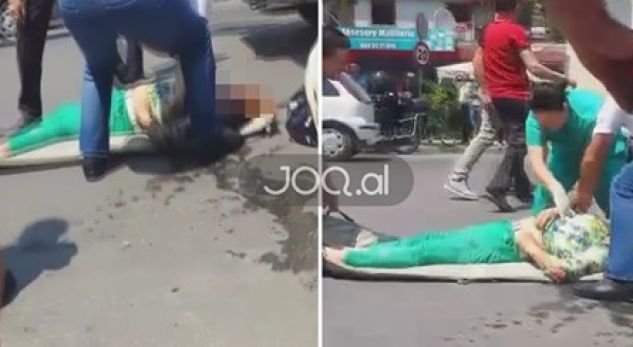 PAMJE TË RËNDA / Taksia përplas 30-vjeçaren në Kombinat (VIDEO)