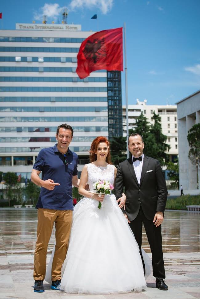 Çiftet re reja dynden te sheshi “Skënderbej”, foto në altar dhe celebrime (GALERI)