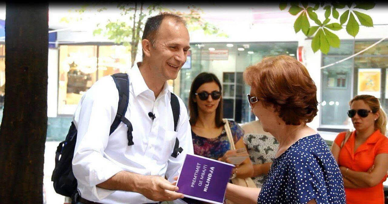 “Premtimet që mbajti qeveria”. Bojaxhi shpërndan broshura boshe