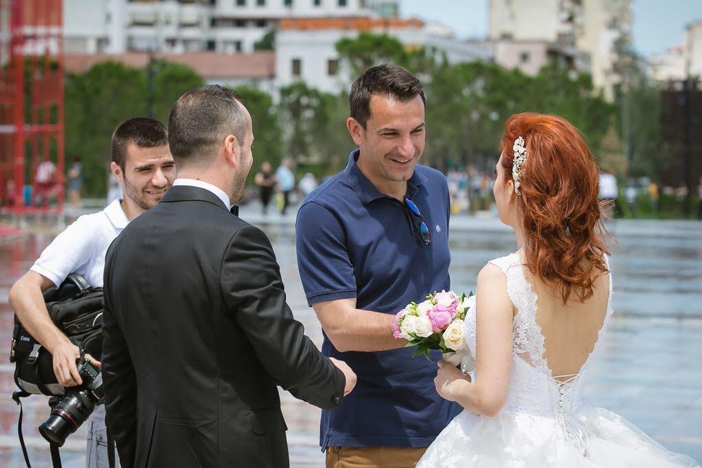 Çiftet re reja dynden te sheshi “Skënderbej”, foto në altar dhe celebrime (GALERI)