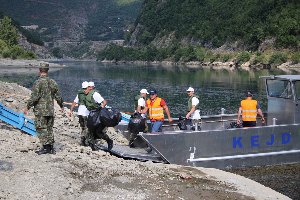 FA aksion për pastrimin e liqeneve të Fierzës dhe Komanit