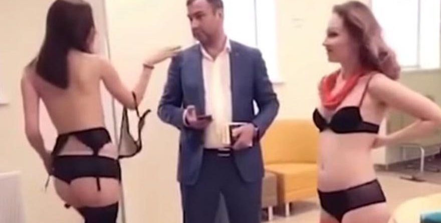 VIDEO/ Burri shkon me striptiste në bankë: Kështu duhet t’i trajtoni klientët”