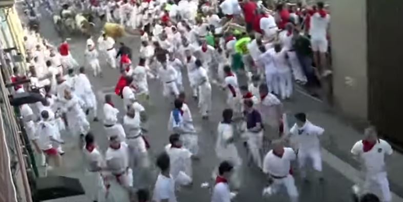 Festivali i demave, plagoset rëndë turisti amerikan (VIDEO)