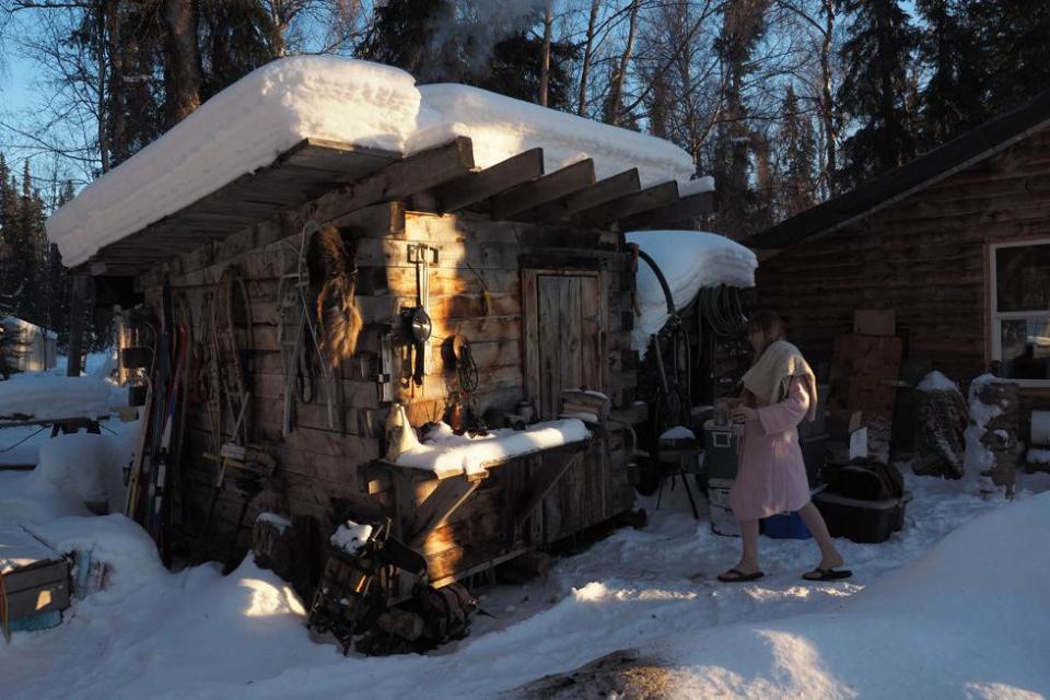 FOTOT/ Të vetëm në mes të pyellit, njihuni me familjen më të izoluar në botë