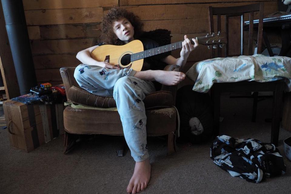 FOTOT/ Të vetëm në mes të pyellit, njihuni me familjen më të izoluar në botë