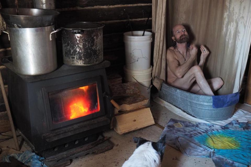 FOTOT/ Të vetëm në mes të pyellit, njihuni me familjen më të izoluar në botë