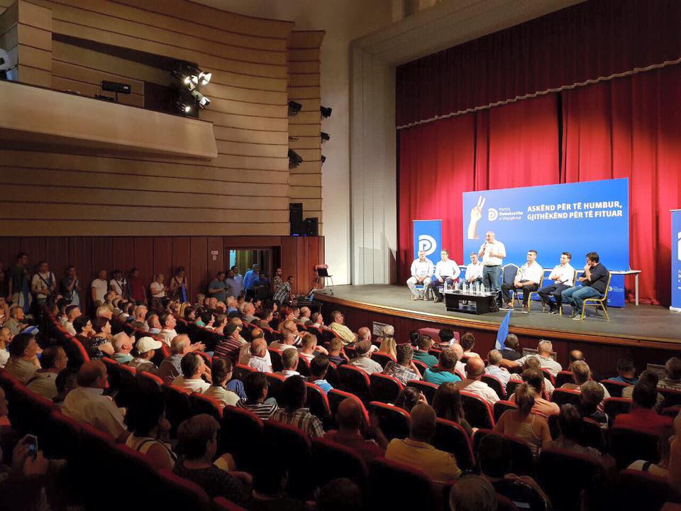 FOTOT/ Zbulohet slogani i lëvizjes brenda PD-së i kritikëve të Bashës