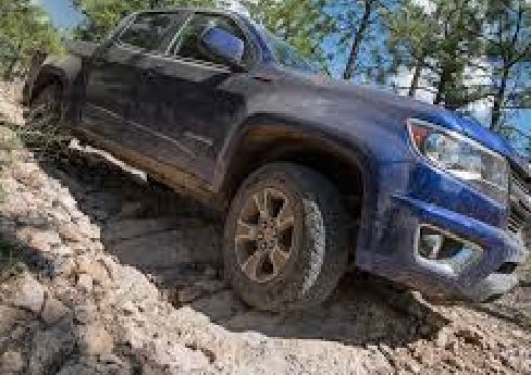 I doli përpara makinës të ndalonte rrëshqitjen, humb jetën elbasanlliu