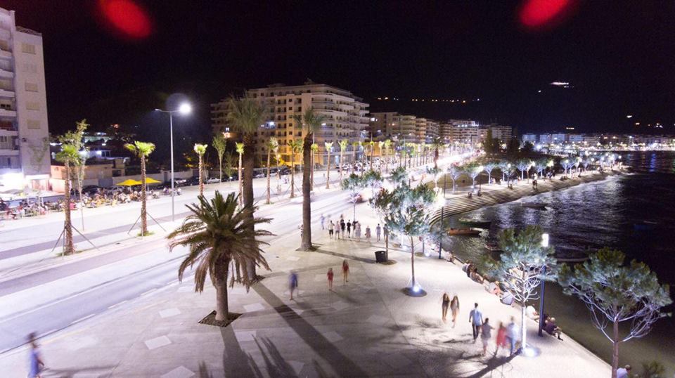 FOTOT/ Rama e nis ditën me disa foto natën të Lungomares në Vlorë