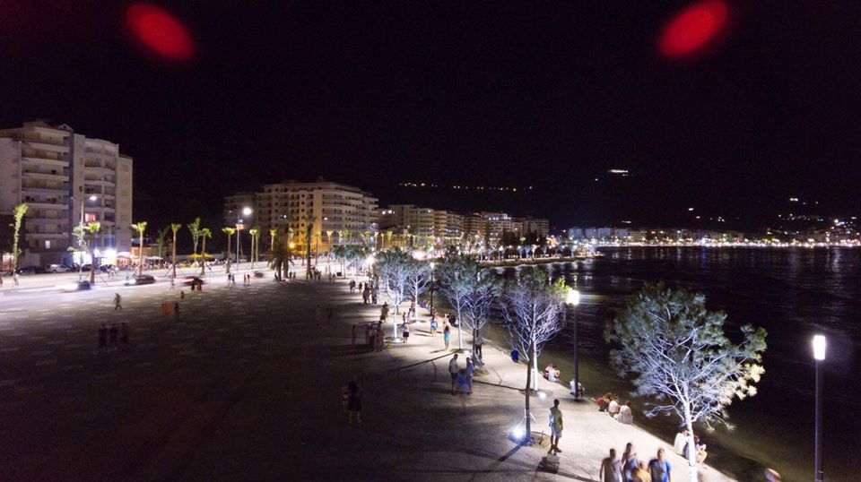 FOTOT/ Rama e nis ditën me disa foto natën të Lungomares në Vlorë
