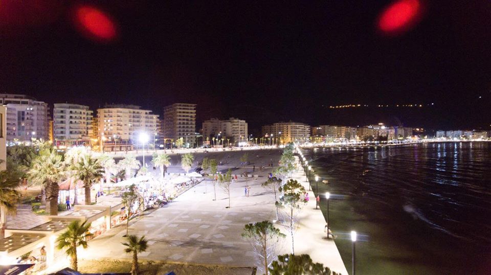 FOTOT/ Rama e nis ditën me disa foto natën të Lungomares në Vlorë
