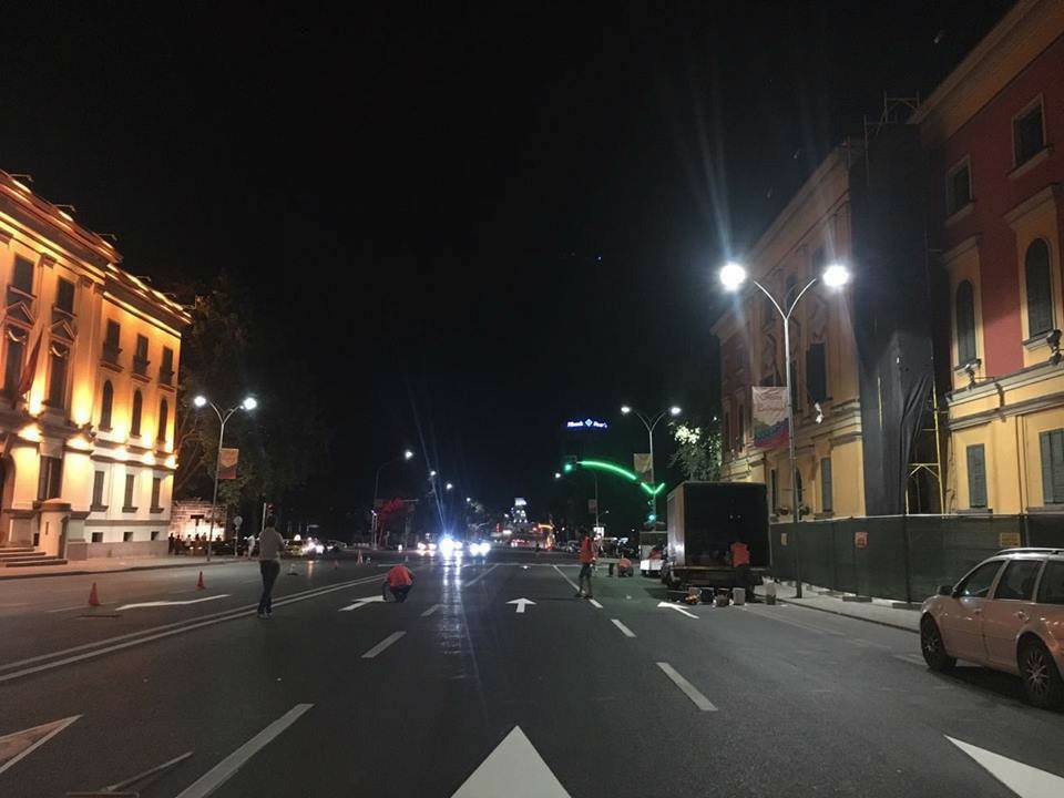 FOTOT/ Vijëzohet ‘Bulevardi Dëshmorët e Kombit’, Bashkia: Kujdes shpejtësinë!