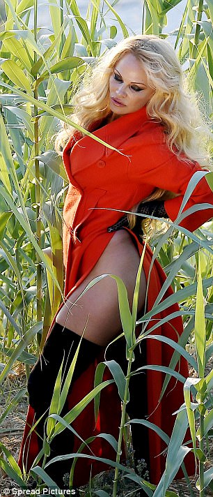 Pamela Anderson nuk di të plaket, pozon pa të brendshme (foto)