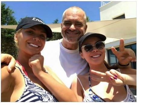 Dy motrat pozuan me Ramën, ‘sherr’ mes fansave të këngëtareve dhe FRPD-së Tropojë