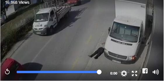 Çfarë po ndodh me njerëzit? I moshuari vdes në rrugë, kalimtarët nuk ia hedhin sytë (VIDEO)