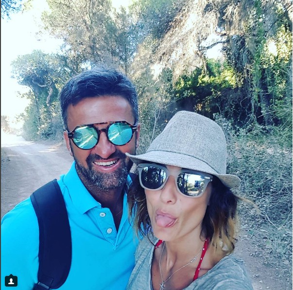 Njihuni me të fejuaren simpatike të trajnerit të ri të Kombëtares (FOTOT)