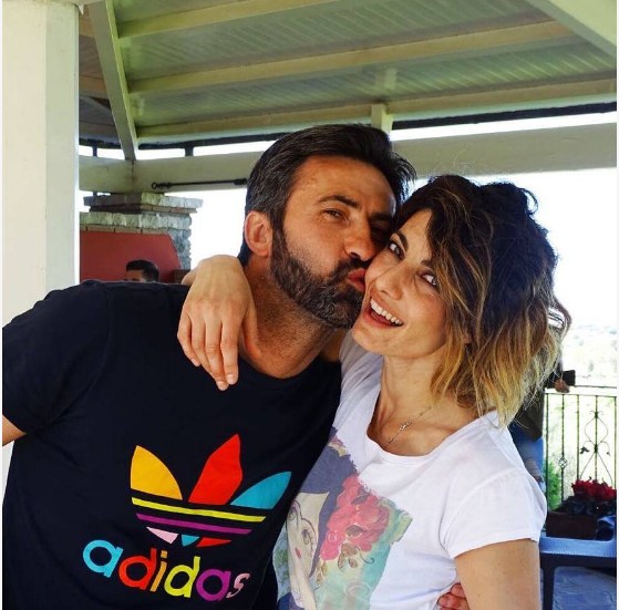 Njihuni me të fejuaren simpatike të trajnerit të ri të Kombëtares (FOTOT)