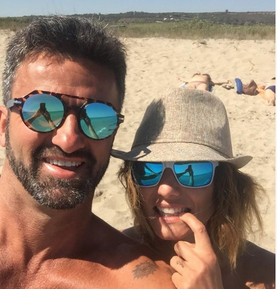 Njihuni me të fejuaren simpatike të trajnerit të ri të Kombëtares (FOTOT)