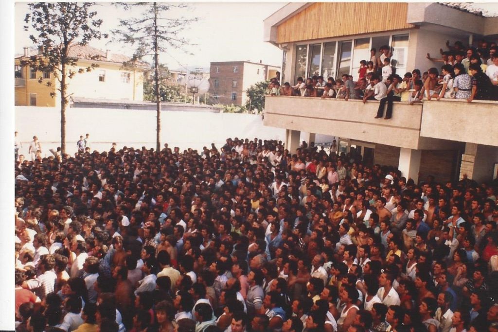 FOTOT e rralla/ Si e mësynë shqiptarët ambasadën gjermane në 1990-ën duke shembur murin me makinë