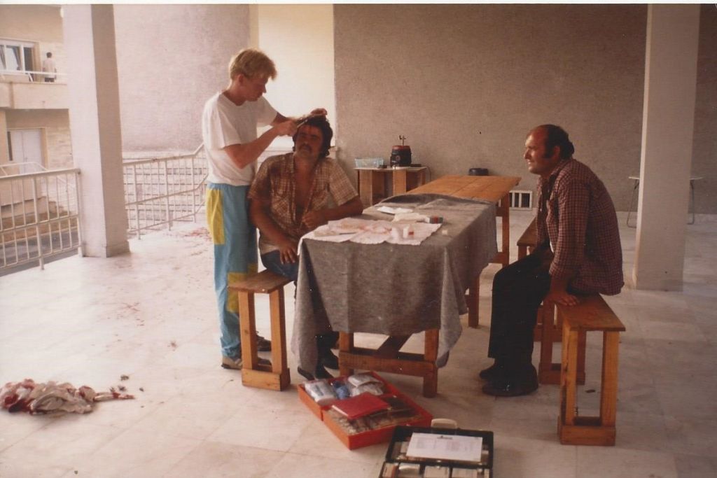 FOTOT e rralla/ Si e mësynë shqiptarët ambasadën gjermane në 1990-ën duke shembur murin me makinë