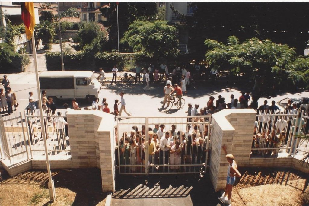 FOTOT e rralla/ Si e mësynë shqiptarët ambasadën gjermane në 1990-ën duke shembur murin me makinë