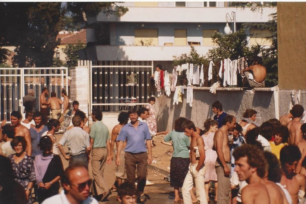 FOTOT e rralla/ Si e mësynë shqiptarët ambasadën gjermane në 1990-ën duke shembur murin me makinë