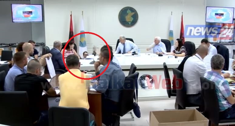 Rinumërim me nota humori, Denar Biba bie nga karrigia (VIDEO)