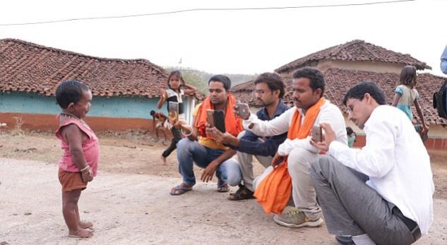 FOTOT/ ‘Heroi’ 50-vjeçar që ngjan me një fëmijë 5-vjeçar…