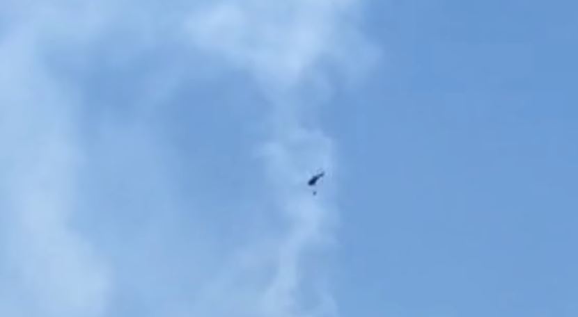 U nis të shuante zjarrin, helikopteri ia hedh ujin pushuesve në Drimadhes (VIDEO)