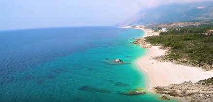 Rama uron mirëmëngjes me pamje nga Dhërmiu, komentuesit: Vër roje plazhi se po mbyten njerëzit