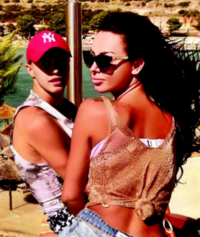 FOTOT/ U kap në ‘flagrancë’ me 19 vjeçarin?! Marina Fara shpërthen kundër mediave: Edhe miqtë e familjes t’i kthejnë në partnerë!