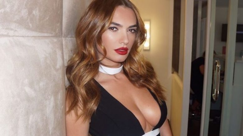 Pushimet e “nxehta” të Liberta Spahiut, moderatorja pozon topless në ujë (FOTO)